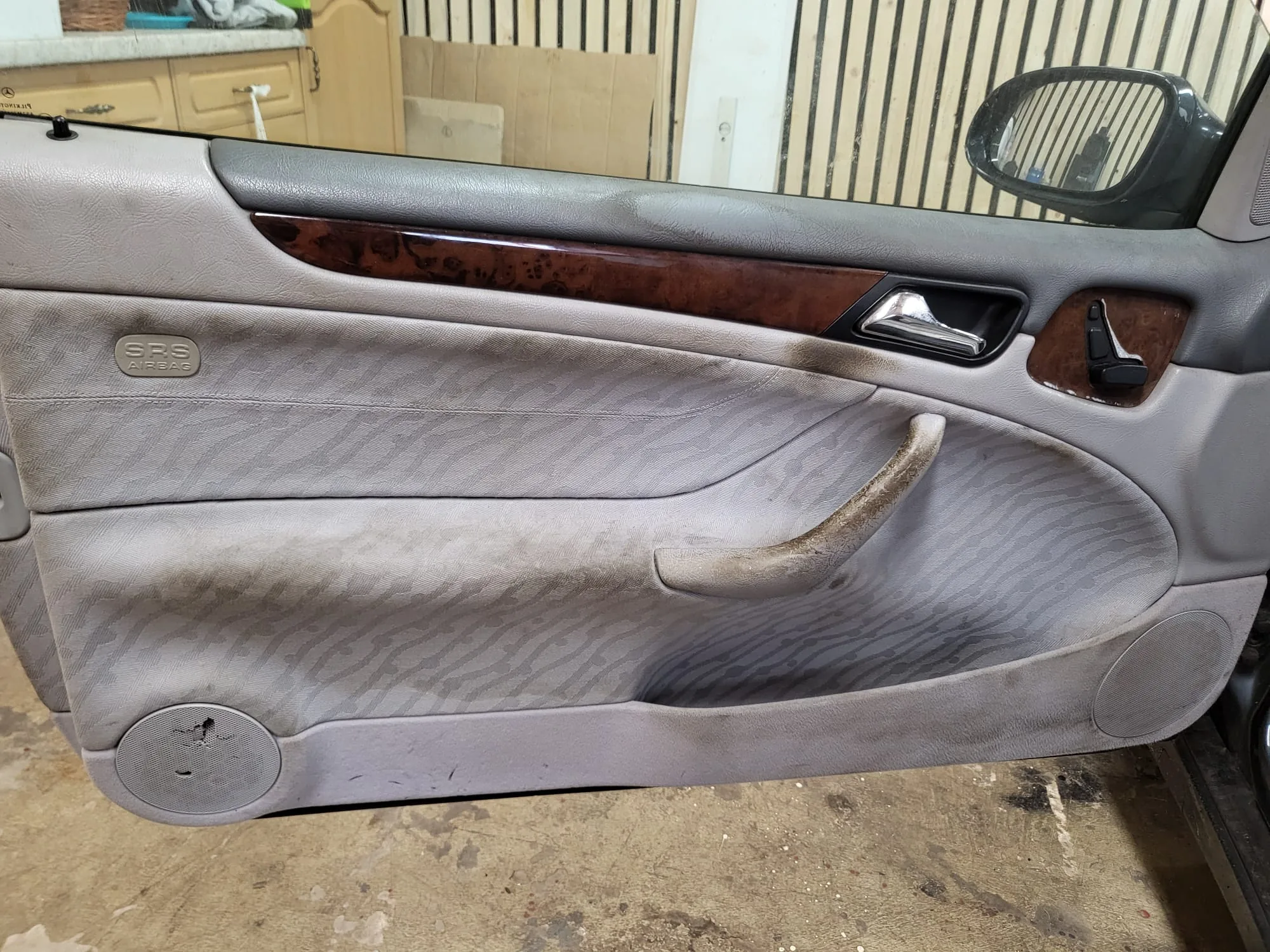 Vorher verschmutzte Türverkleidung